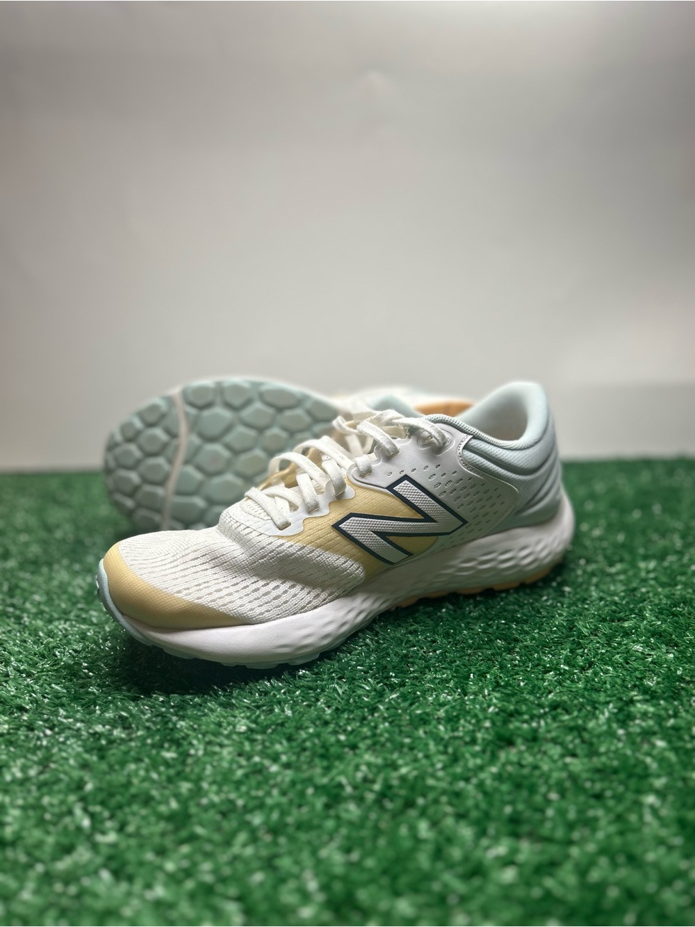 New Balance 520v1 White Gold Athletic Sneakers Women’s Size 6